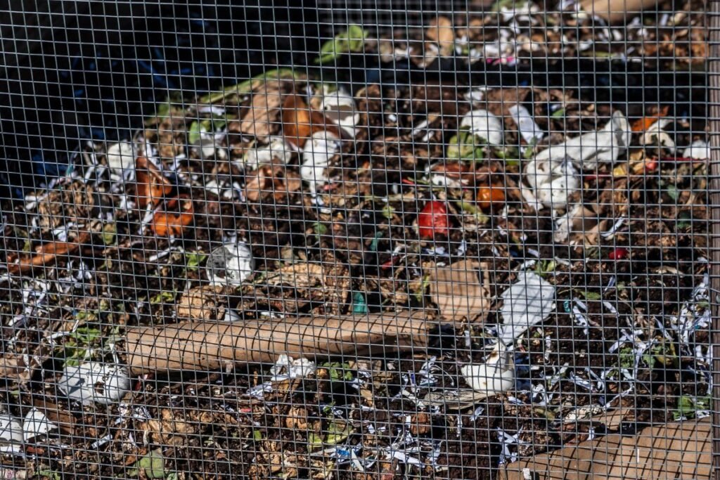 Komposto dėžė iš tinklo (4) | Derlingas.lt Kompostavimas